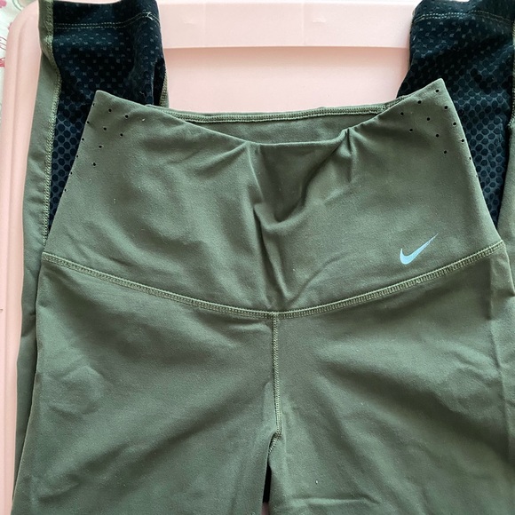 Nike high waisted leggings size medium